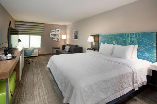 希尔顿黑德岛黑德希尔顿恒庭酒店的酒店客房设有一张大床和一台电视。