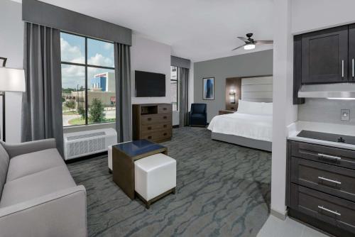 休斯顿Homewood Suites By Hilton Houston Memorial的酒店客房,配有床和电视