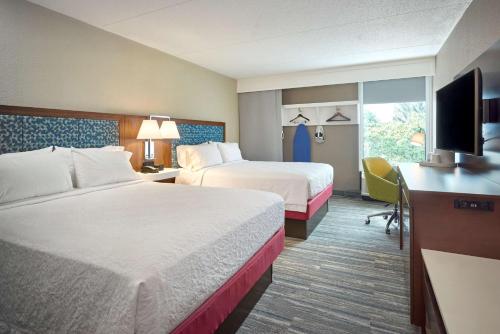 梅卡尼克斯堡哈里斯堡西汉普顿酒店的酒店客房设有两张床和一台平面电视。