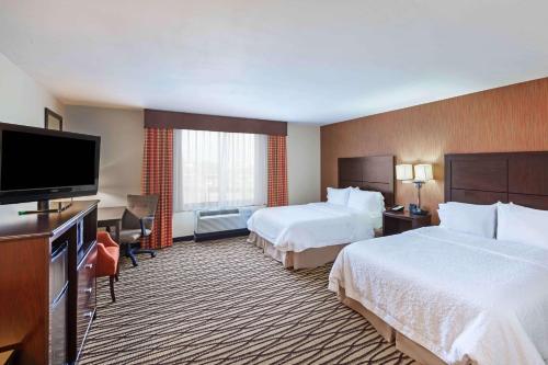 摩根城摩根城汉普顿酒店的酒店客房设有两张床和一台平面电视。