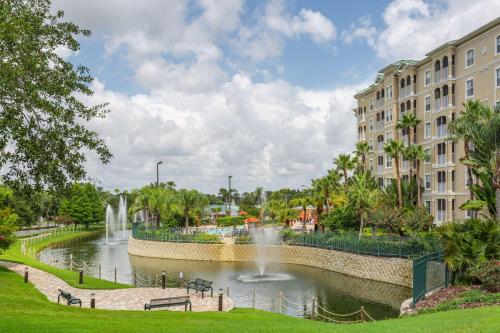 奥兰多Hilton Vacation Club Mystic Dunes Orlando的一座公园的池塘里的喷泉