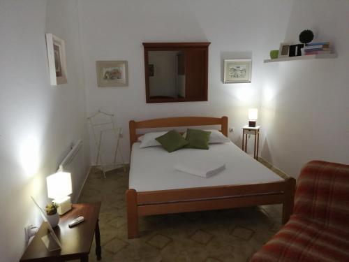 蒂瓦特Apartment Casa sul Mare的一间小卧室,配有一张床和一把椅子
