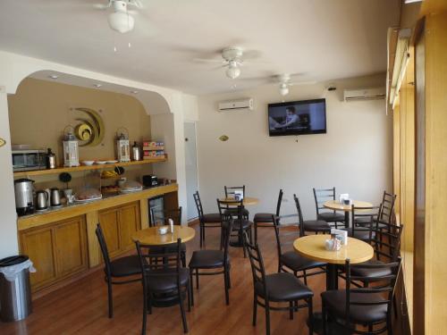 托雷翁扎弗拉酒店的一间带桌椅和柜台的用餐室