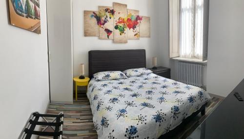 皮亚内扎Casa Bricca的一间卧室配有一张带蓝色和白色棉被的床