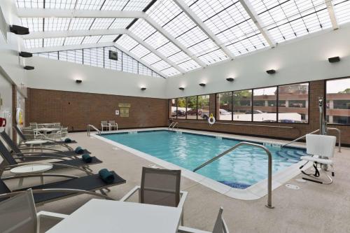 詹姆斯敦Doubletree By Hilton Jamestown, Ny的一座大楼内带天窗的游泳池