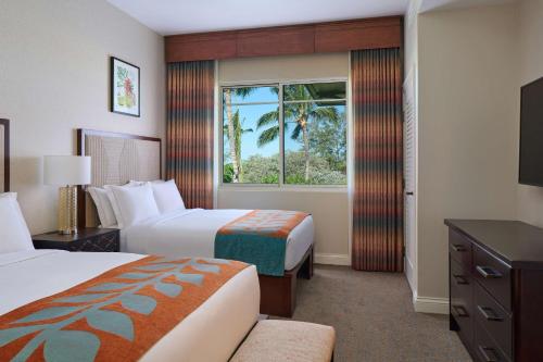 瓦克拉Hilton Grand Vacations Club Kings Land Waikoloa的酒店客房设有两张床和窗户。