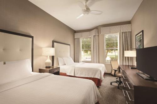 拉昆塔拉坤因塔希尔顿惠庭套房酒店的酒店客房设有两张床和一台平面电视。