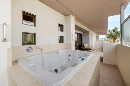 拉斯维加斯Hilton Vacation Club Cancun Resort Las Vegas的带窗户的浴室内的白色大浴缸