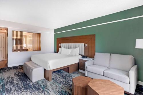 拉斯维加斯Hilton Grand Vacations Club Flamingo Las Vegas的酒店客房,配有床和沙发