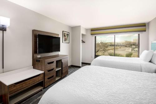 拉斯维加斯拉斯维加斯亨德森汉普顿套房酒店的酒店客房设有两张床和一台平面电视。