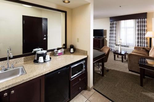 拉斯维加斯拉斯维加斯南汉普顿套房酒店 的酒店客房设有厨房和客厅。