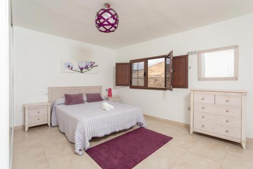 ConilVilla Santana的白色的卧室设有床和窗户