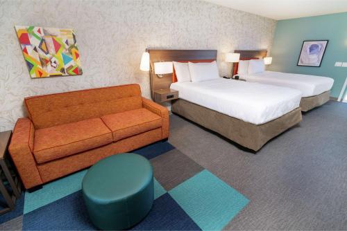 拉斯维加斯Home2 Suites by Hilton Las Vegas Stadium District的酒店客房,设有两张床和一张沙发