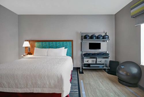 拉斯维加斯Hampton Inn Las Vegas Strip South, NV 89123的酒店客房,配有床和电视