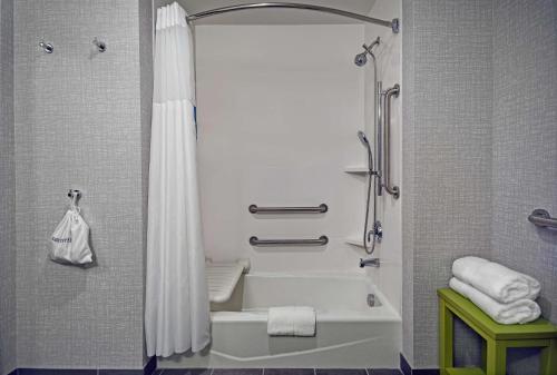 拉斯维加斯Hampton Inn Las Vegas Strip South, NV 89123的浴室配有浴缸和淋浴及浴帘