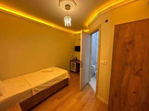 Arnavutköypilot hotel的一间卧室配有一张床,一扇门通往浴室