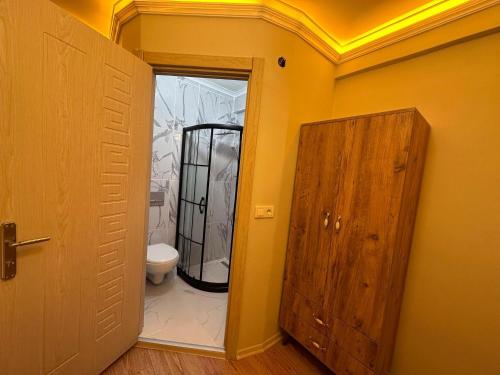Arnavutköypilot hotel的一间带卫生间和开放式门的浴室