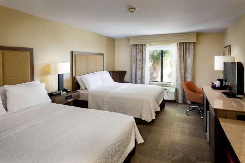 拉斯维加斯拉斯维加斯红岩/萨默林汉普顿假日及套房酒店的酒店客房设有两张床和窗户。
