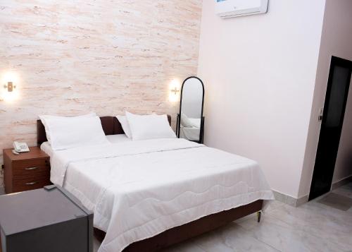 HOTEL MAVILLA Cotonou客房内的一张或多张床位