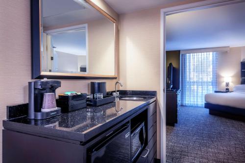 洛杉矶洛杉矶国际机场北使馆套房酒店的酒店客房设有水槽和一张床