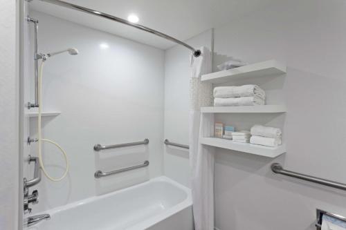 阿卡迪亚洛杉矶/阿卡迪亚希尔顿恒庭酒店的白色的浴室设有淋浴和浴缸。
