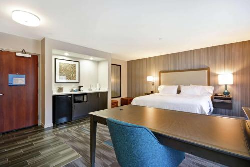 伯班克洛杉矶伯班克机场汉普顿套房酒店的配有一张床和一张书桌的酒店客房