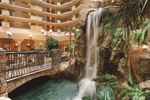 安纳海姆Embassy Suites by Hilton Anaheim South的酒店大堂的瀑布