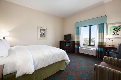 洛杉矶洛杉矶国际机场/霍索恩汉普顿酒店的酒店客房设有床和窗户。