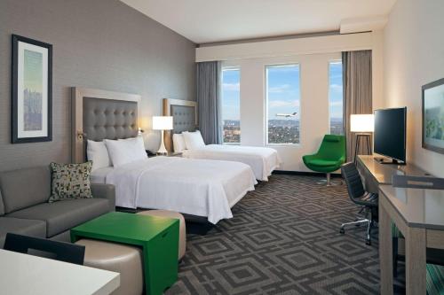 洛杉矶洛杉矶国际机场希尔顿惠庭套房酒店的酒店客房设有两张床和电视。