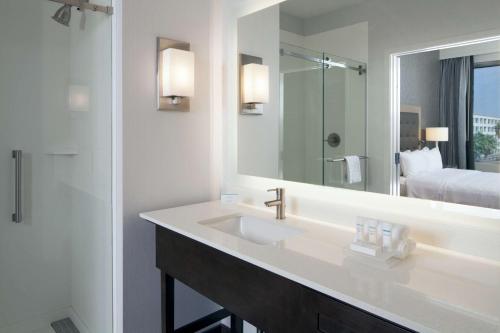 洛杉矶洛杉矶国际机场希尔顿惠庭套房酒店的一间带水槽和大镜子的浴室