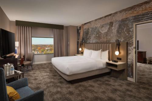 列克星敦列克星敦市中心希尔顿酒店的酒店客房设有一张床和一个大窗户