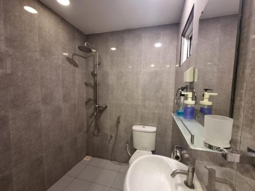 马富施Tavern Lodge Maafushi的带淋浴、卫生间和盥洗盆的浴室