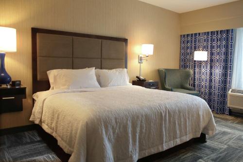 列克星敦肯塔基州列克星敦医学中心汉普顿酒店的酒店客房带一张大床和一把椅子