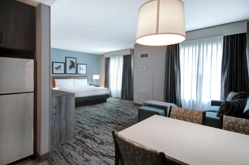 列克星敦列克星敦汉堡希尔顿惠庭套房酒店的酒店客房配有一张床铺和一张桌子。