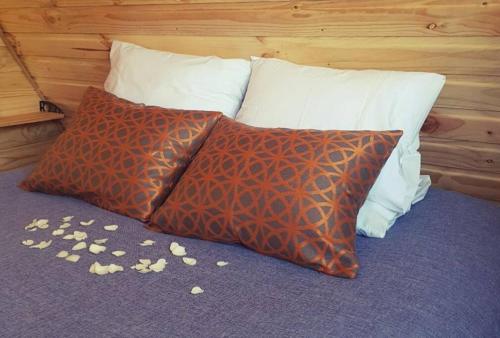 RaucoCabaña de huéspedes en un microviñedo familiar的床上的2个枕头和爆米花