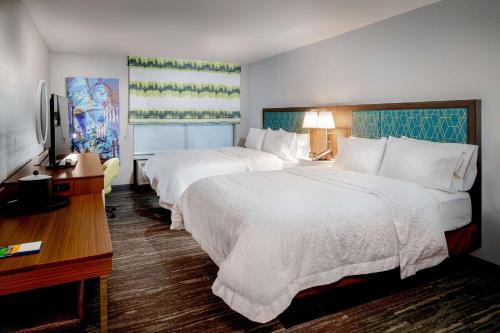 帕拉默斯Hampton Inn By Hilton Paramus的酒店客房设有两张床和电视。