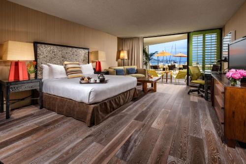 长滩玛雅酒店 - 希尔顿逸林酒店的酒店客房设有床和客厅。