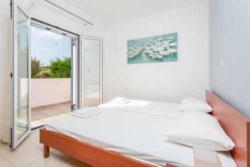 拉基索拉Villa Europe Ena的一间卧室设有一张床和一个滑动玻璃门