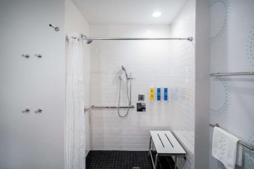 北小石城Tru By Hilton North Little Rock, Ar的带淋浴和盥洗盆的白色浴室