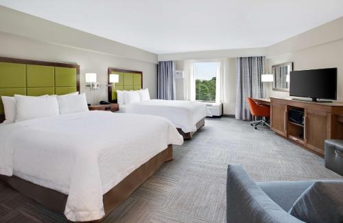 兰开斯特兰开斯特汉普顿酒店的酒店客房设有两张床和一台平面电视。