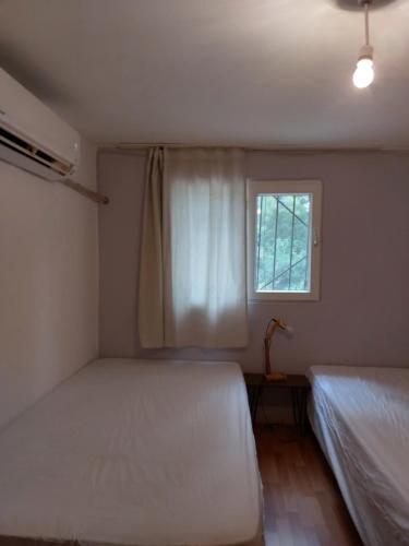 贝尔迪比Mommy Farm home的一间卧室设有两张床和窗户。