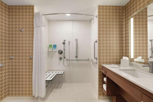 兰开斯特Home2 Suites By Hilton Lancaster的带淋浴和盥洗盆的浴室