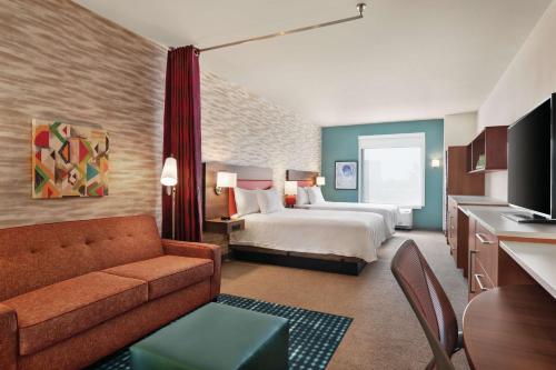 兰开斯特Home2 Suites By Hilton Lancaster的酒店客房,配有床和沙发