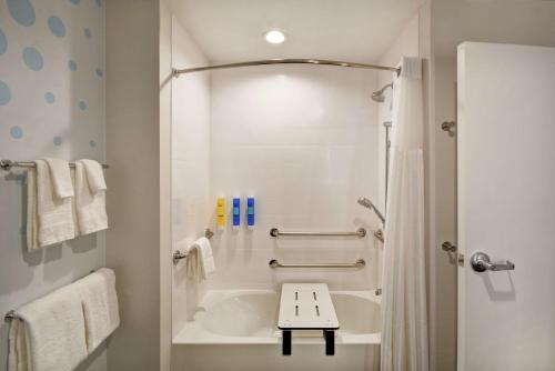 DenverTru By Hilton Denver, PA的白色的浴室设有浴缸和淋浴。
