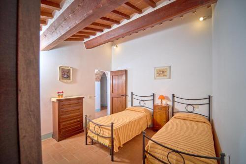 拉迪科法尼Casale Donatelli的白色墙壁客房的两张床