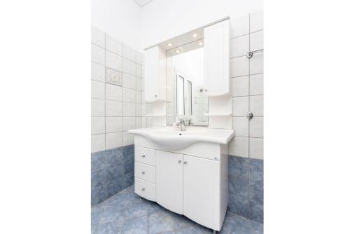 FokátaVilla Europe Thia的浴室设有白色水槽和镜子