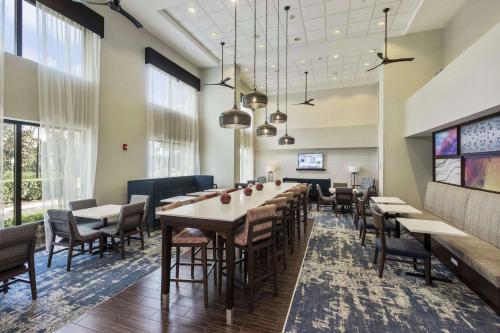 奥兰多奥兰多-阿波普卡汉普顿套房酒店的用餐室设有桌椅和窗户。