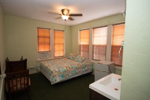 西棕榈滩Hotel Evernia的一间卧室配有一张床和吊扇