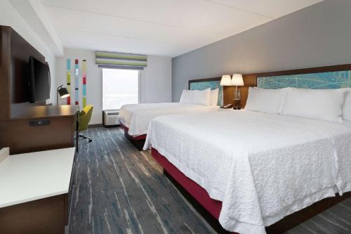 奥兰多奥兰多国际大道北汉普顿酒店及套房的酒店客房设有两张床和一台平面电视。