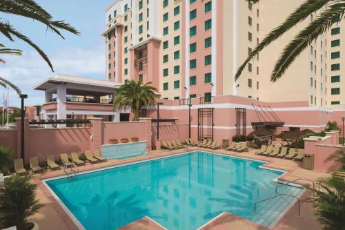基西米Embassy Suites by Hilton Orlando Lake Buena Vista South的酒店前的游泳池
